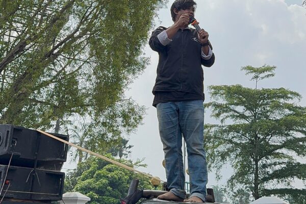 MENUMBANGKAN DINASTI DAN JALAN PANJANG REVOLUSI