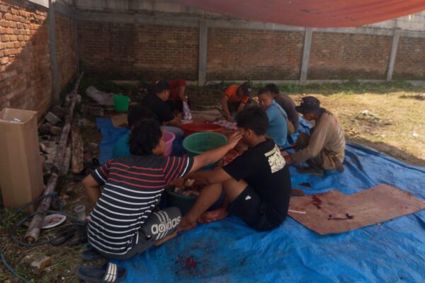 PT Tujuh Sumber Berkah Laksanakan Kurban Kepada Warga Sekitar